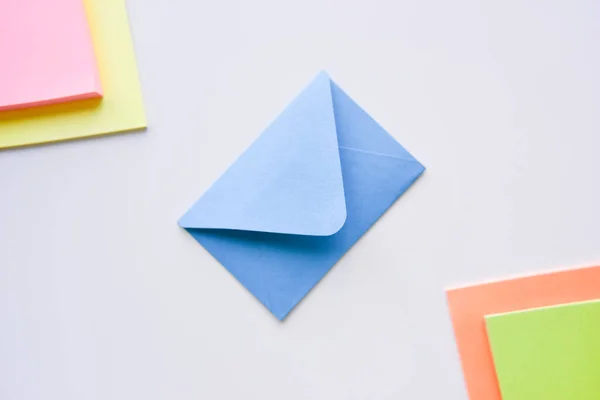 Foco Seletivo Envelope Azul Centro Com Retângulos Coloridos Brilhantes Cantos — Fotografia de Stock