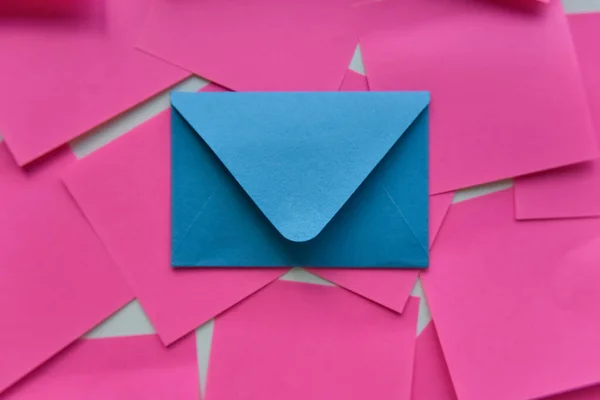 Foco Seletivo Envelope Azul Único Meio Adesivos Rosa — Fotografia de Stock