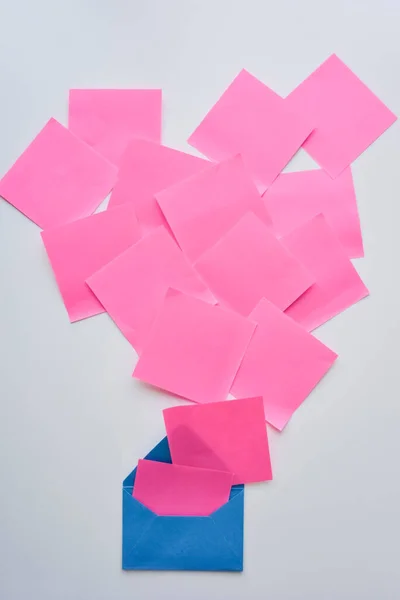 Foco Seletivo Adesivos Papel Rosa Caos Envelope Azul Fundo Branco — Fotografia de Stock