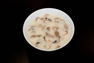 Mantar çorbası ve büyük mantar parçaları. en üstteki görünüm