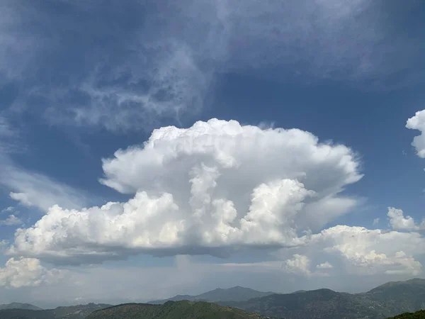 Pakistan 'daki SWAT vadisinde fırtınadan hemen önce gökyüzünde beyaz bulutlar var.