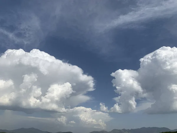 パキスタンの湿地帯の嵐の直前の空の白い雲 — ストック写真