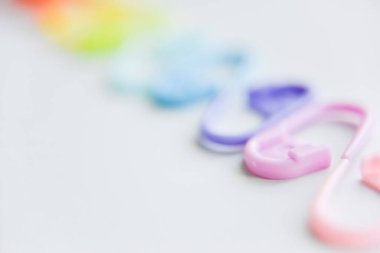 Renkli plastik çengelli iğnelerde bulanık efektli seçici odak
