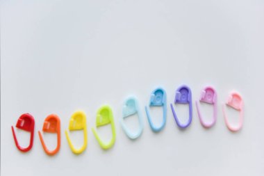 Lensle kıvrılmış renkli plastik iğnelerde bulanık efektli seçici odak