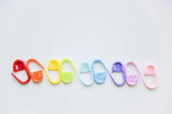 Renkli plastik çengelli iğnelerde bulanık efektli seçici odak