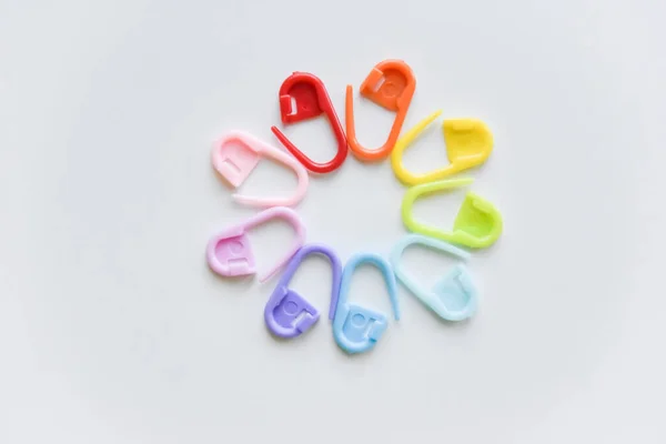 Foco Seletivo Com Efeito Embaçado Pinos Segurança Plástico Colorido — Fotografia de Stock