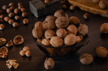 Ceviz ile natürmort. Ceviz, yararları ve zararları olan eski zamanlardan beri inceledik ve bu güne kadar popüler bir ürün kalır