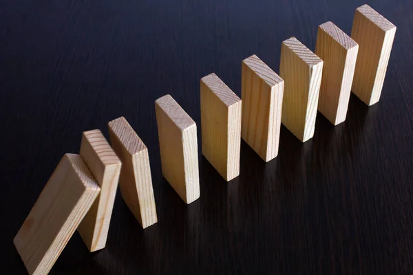 dağınık, karanlık bir masaya Domino düşüyor. Domino zar küpleri tablodaki beyaz. plakalar ışık karanlık bir arka plan ağaç, Masa