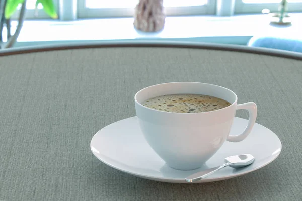 Café en una taza en la mesa junto a la ventana —  Fotos de Stock