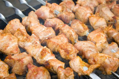 Şişler üzerinde sulu kebap