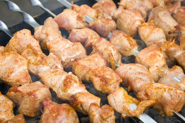 Şişler üzerinde sulu kebap