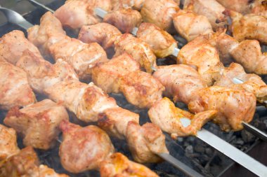 kömürler üzerinde sulu barbekü