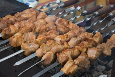 şiş kebap kömür üzerinde ızgara