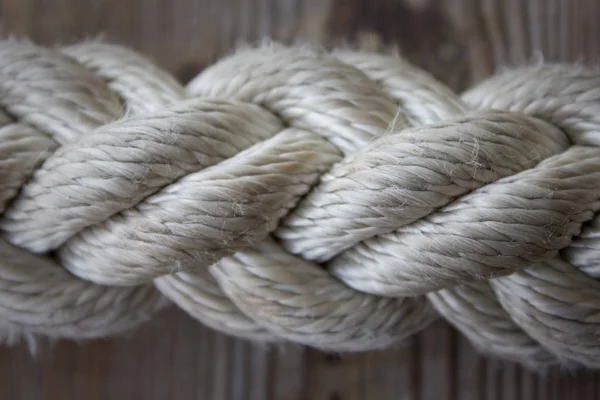 Фрагмент мотузки на дерев'яному фоні — стокове фото