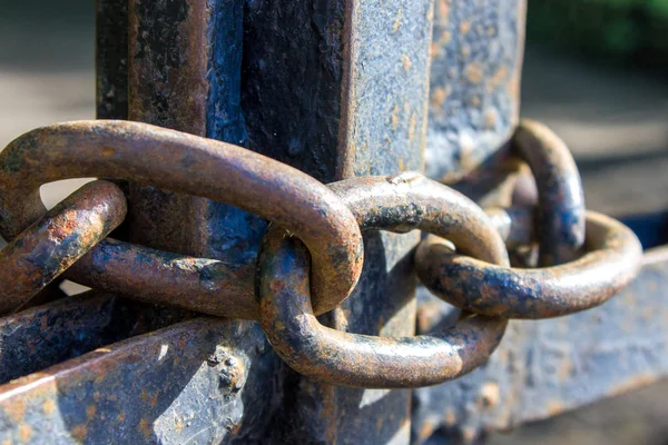 Cadena oxidada de hierro en la cerca de cerca — Foto de Stock