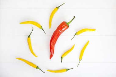 Chili peppers wite ahşap arka plan üzerinde kırmızı ve sarı renk. Baharatlı malzemeler bileşimi. Gıda sanat kavramı.