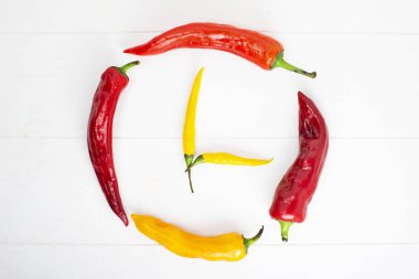 Beyaz ahşap arka plan fikir İmitasyon saat saat yemek kahvaltı öğle yemeği snack yemek yemek üzerinde sıcak biber