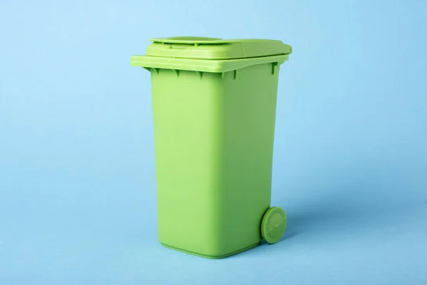Zöld Szemetes Kék Háttérrel Újrahasznosítás Anyagok Újrahasznosítás Újrafelhasználása Kék Háttérrel — Stock Fotó