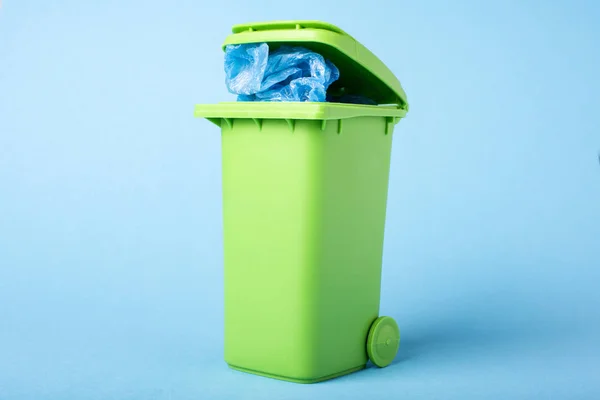 Grüne Mülltonne Auf Blauem Hintergrund Polyethylen Raum Für Text Recycling — Stockfoto