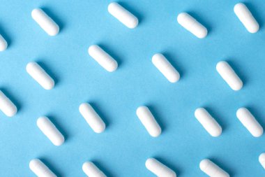Kapsül, hap mavi bir arka plan üzerinde