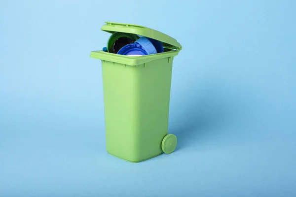 Papelera Verde Sobre Fondo Azul Con Residuos Plásticos Reciclaje Plástico — Foto de Stock