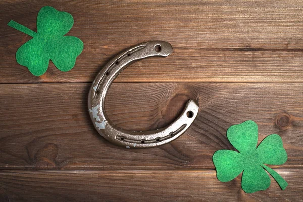 Background Rusty Horseshoe Paper Clover Leaves Old Wooden Boards Patrick — Stock Photo, Image