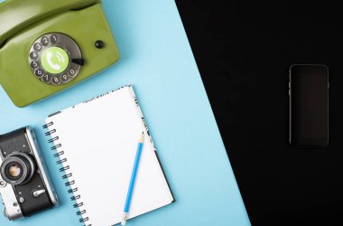 fotoğraf makinesi, telefon, defter, kalem kombine bir cep telefonu. Kavramı bir renk arka plan üzerinde. Metin için yer. Kavramı bir renk arka plan üzerinde