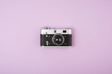 Retro film kamera pembe bir arka plan üzerinde. Yukarıdan görüntülemek.