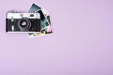 Retro film kamera pembe bir arka plan üzerinde. Yukarıdan görüntülemek.