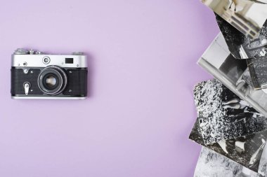 Retro film kamera pembe bir arka plan üzerinde. Yukarıdan görüntülemek.
