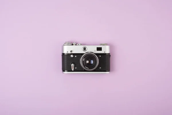 Retro filmkamera på en rosa bakgrund. Visa från ovan. — Stockfoto
