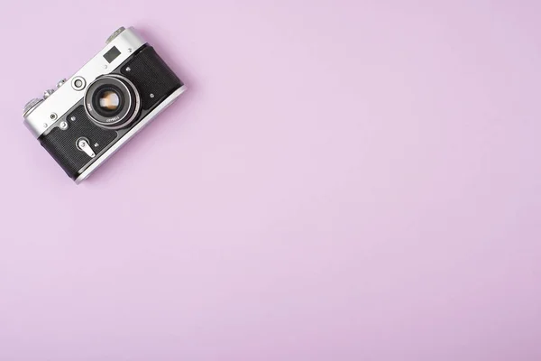 Retro filmkamera på en rosa bakgrund. Visa från ovan. — Stockfoto