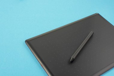 grafik tablet ve klavye mavi bir arka plan üzerinde. Metin için yer.