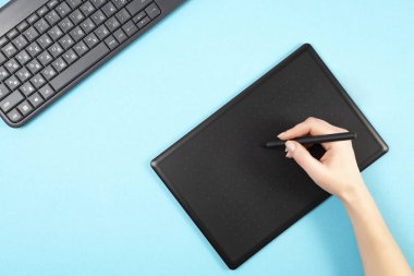 grafik tablet ve klavye mavi bir arka plan üzerinde. Metin için yer. Klavye.