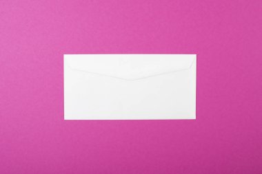 Pembe bir arka plan üzerinde üstten görünüm beyaz boş zarf. En az kavramı. Moda renk.