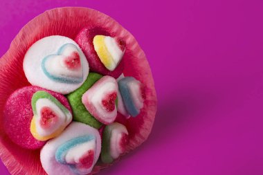 marmelat ve pembe bir arka plan üzerinde pembe ambalaj tatlılar buket