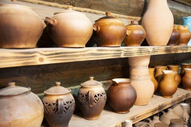 Arkaplan dokusu. Şablon. Topraktan yapılmış ürünler, el sanatları. Çamurdan yapılmış refraktör ürünleri. sert, yapışkan ince taneli toprak, genellikle sarı, ve kurutulmuş ve pişirilmiş ve çömlek