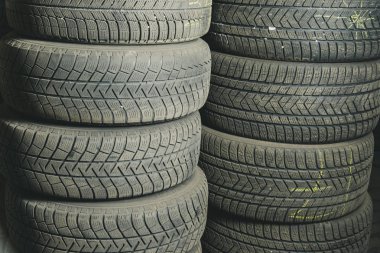 Eski ve kullanılmış araba lastikleri. Arka plan. Araba lastikleri depoda. Araba lastiği geri dönüşümü