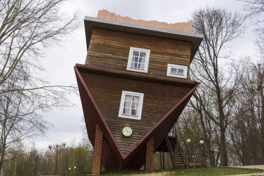 Dukora, Beyaz Rusya - 20 Nisan 2019: Beyaz Rusya'nın Dukora köyünde ters bir ev