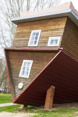 Dukora, Beyaz Rusya - 20 Nisan 2019: Beyaz Rusya'nın Dukora köyünde ters bir ev