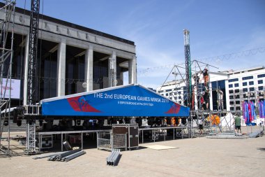 Minsk, Beyaz Rusya, 15 Haziran 2019. 2 Avrupa Oyunları. İşçiler Ii Avrupa Oyunları performansları için meydanda sahne hazırlamak