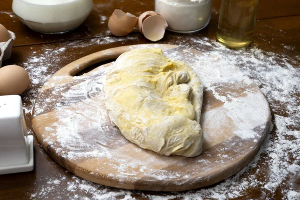 Fazendo massa de farinha de ovos e leite. Cozinhar e conceito de casa — Fotografia de Stock