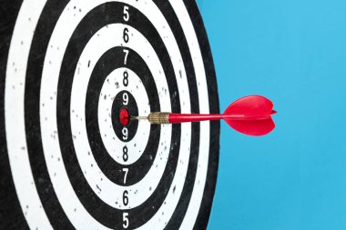 Ortadaki ok ile hedef. Hedefe vur.