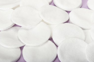 Pembe arka planda birçok pamuk kozmetik diskler