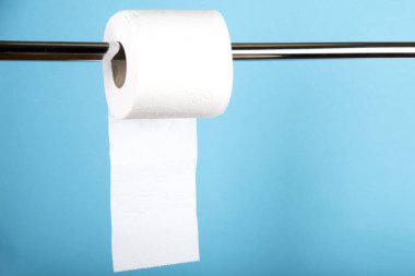 Renkli bir arka planda beyaz tuvalet kağıdı rulo