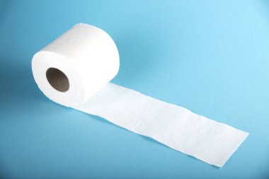 Renkli bir arka planda beyaz tuvalet kağıdı rulo