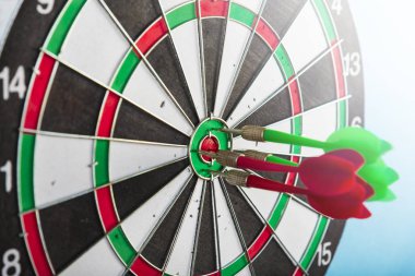 Merkezinde okları ile hedefliyoruz. Hedefe vur