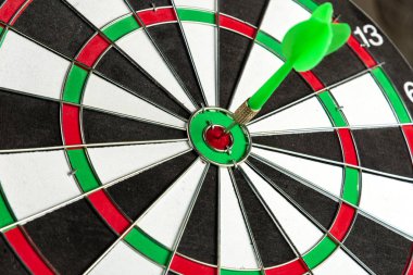 Hedef merkezde yeşil bir oka sahip. Hedefe vur