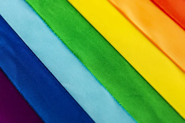 Símbolo de bandeira LGBT feito de fitas de cetim — Fotografia de Stock