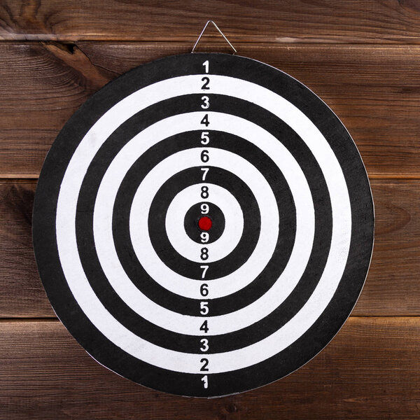 Дартс цели изолированы на деревянном фоне. Удар по цели
